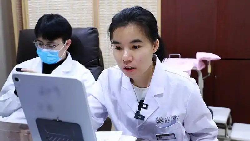 精神科医生简文佳中西结合护航抑郁患者精神健康