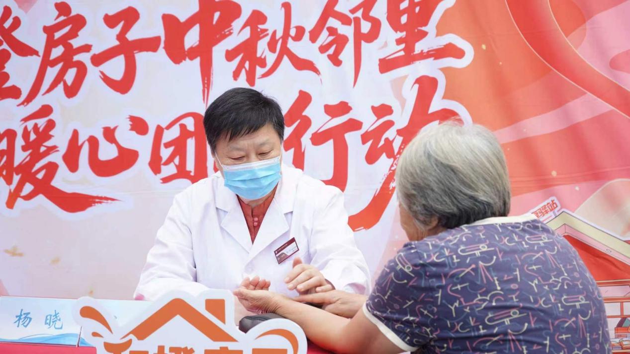 中秋邻里行动送健康，精神科杨晓走进朝外社区开展公益健康义诊